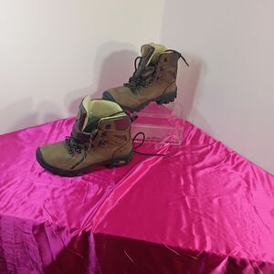 Mountain Warehouse Odyssey Womens SZ 7.5 Extreme Waterproof Boots Vibram Shoe.